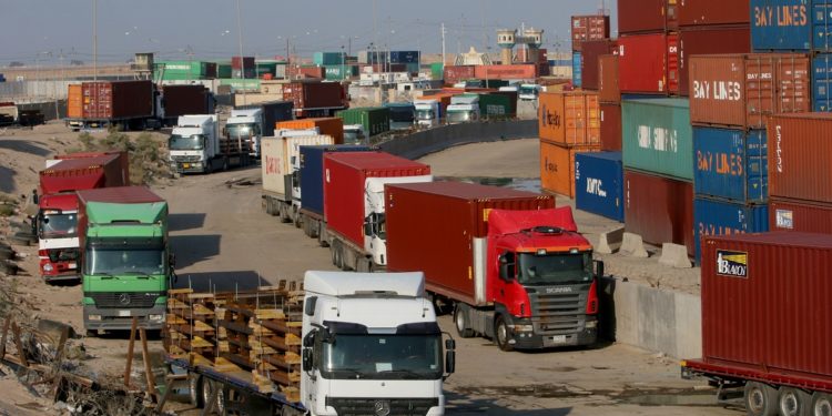 توقف اكثر من 3 آلاف شاحنة في ميناء ام قصر