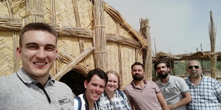 سياح من سويسرا يتجولون في أهوار الناصرية