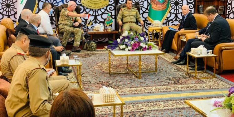 رئيس جامعة الدفاع يلتقي الملحق العسكري البريطاني في بغداد