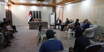 الكاظمي يلتقي “بمجاميع من متظاهري” ذي قار ( صور )