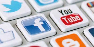 مركز مختص .. مرشحون يشترون صفحات على مواقع التواصل
