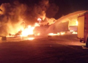 اخماد حريق في ثلاثة صهاريج محملة بمادة الاسفلت في البصرة
