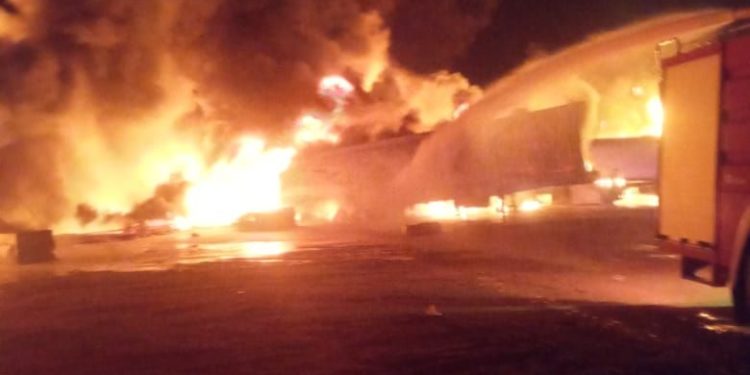 اخماد حريق في ثلاثة صهاريج محملة بمادة الاسفلت في البصرة