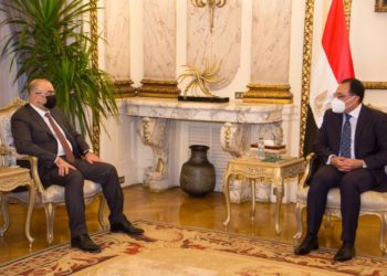 رئيس الوزراء المصري يؤكد التزام حكومته بتعزيز التعاون مع العراق