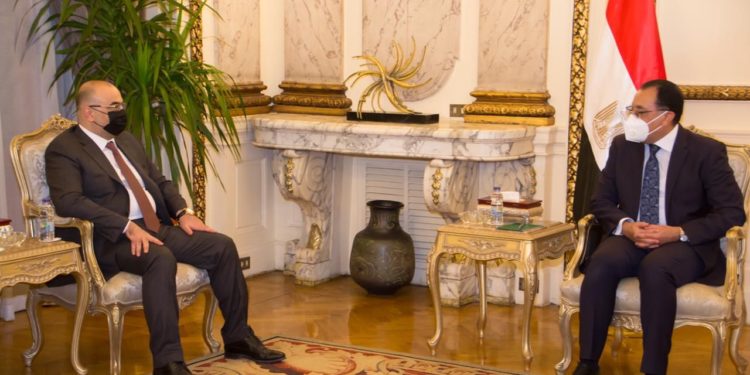 رئيس الوزراء المصري يؤكد التزام حكومته بتعزيز التعاون مع العراق