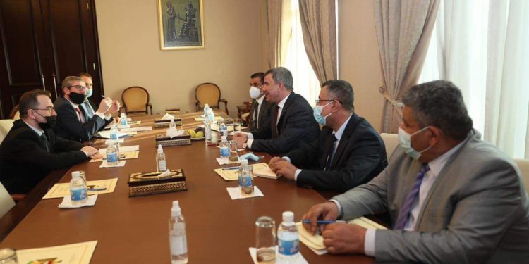 وزير النفط يناقش مع “السفير الروسي ” تعزيز التعاون المشترك بين البلدين