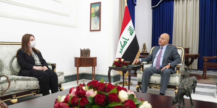 رئيس الجمهورية يبحث مع وزيرة الإعمار الخطط الاستراتيجية لتأهيل البنى التحتية للمناطق المدمرة