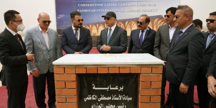 الكاظمي يضع الحجر الاساس لمشروع تطوير( مطار الناصرية الدولي )