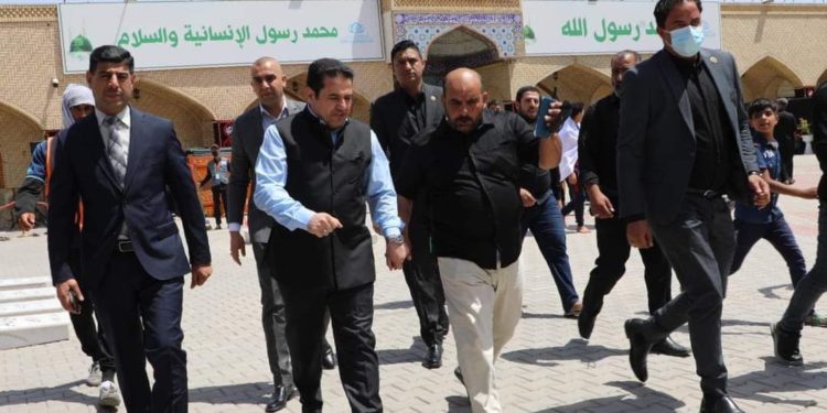 مستشار الأمن القومي يزور مرقد “الشهيد الثاني محمد محمد صادق الصدر”