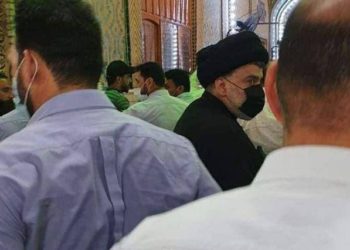 زعيم التيار الصدري في مرقد الإمام علي بالنجف (صور)