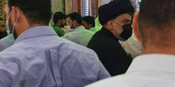 زعيم التيار الصدري في مرقد الإمام علي بالنجف (صور)