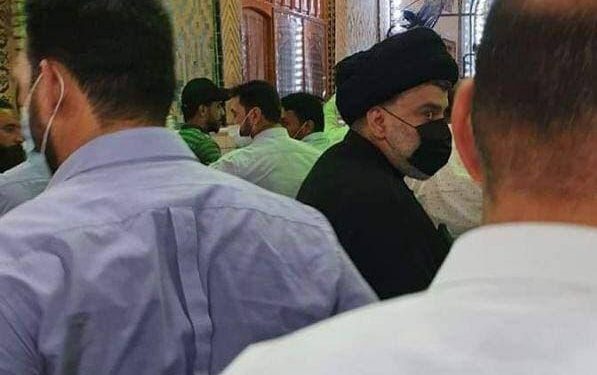 زعيم التيار الصدري في مرقد الإمام علي بالنجف (صور)