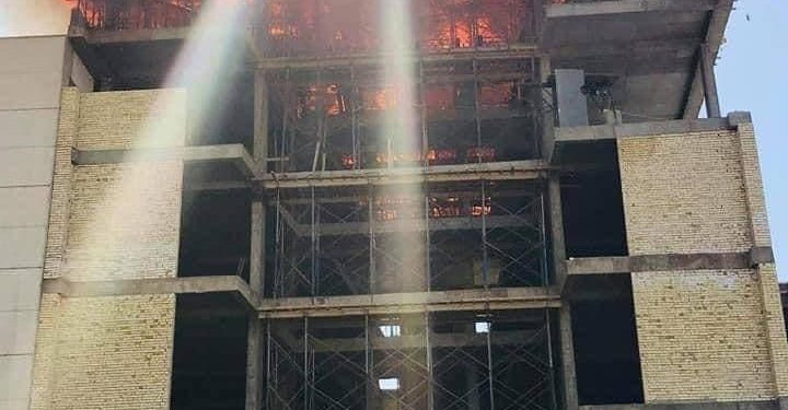 اخماد حريق نشب أعلى بناية قيد الإنشاء في حي الجامعة ببغداد (صور)