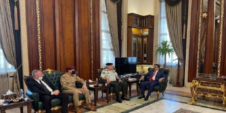 وزير الدفاع يستقبل رئيس أركان الجيش الأردني في بغداد