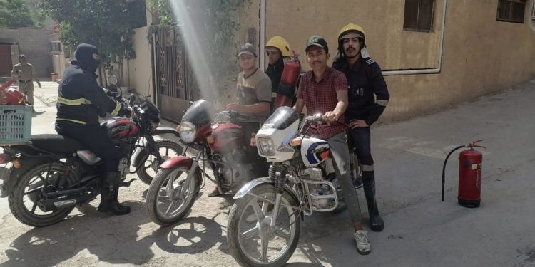 الدفاع المدني تستعين بــ (الدراجات النارية) للوصول إلى بيت مشتعل في ديالى