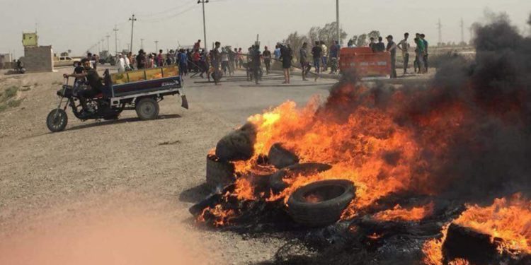 قطع طريق قرب “السجن الإصلاحي” في ذي قار احتجاجا على اعتقال متظاهرين