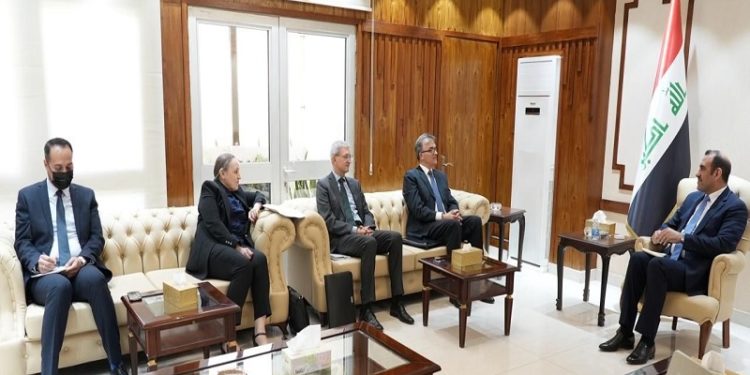 التخطيط تبحث مع (وفد سويسري) لإعادة فتح سفارة بلادهم في بغداد