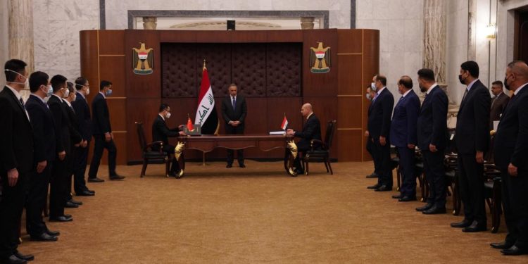 بحضور الكاظمي … التوقيع على مشروع إعادة تاهيل مطار الناصرية الدولي