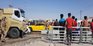 متظاهرون يقطعون جسر ذي قار السريع بعد (ساعة على افتتاحه) من قبل الكاظمي