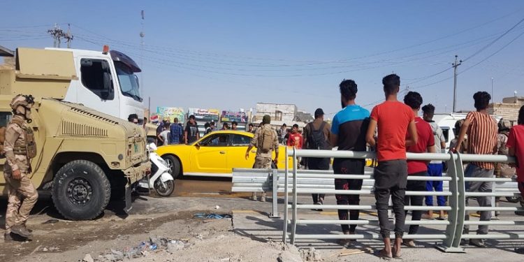 متظاهرون يقطعون جسر ذي قار السريع بعد (ساعة على افتتاحه) من قبل الكاظمي