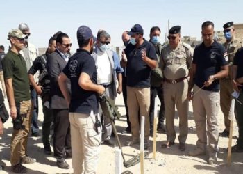السفير الكويتي يزور منظمة مختصة (بإزالة الألغام) في الفلوجة