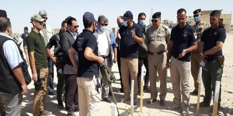 السفير الكويتي يزور منظمة مختصة (بإزالة الألغام) في الفلوجة