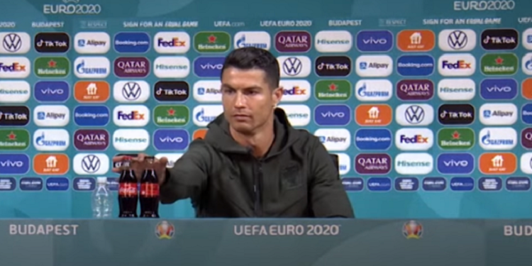 “كوكاكـــــــــــــولا” تخسر (4 مليارات) بعد تصرف رونالدو