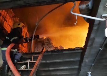 فرق الدفاع المدني تنقذ مواطنا داخل مخزن محترق شرقي بغداد