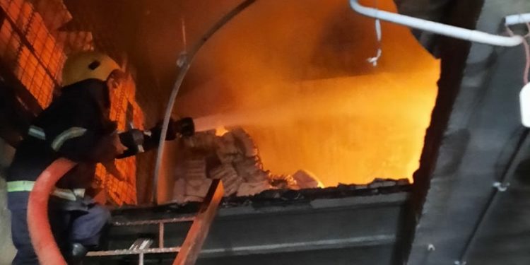 فرق الدفاع المدني تنقذ مواطنا داخل مخزن محترق شرقي بغداد