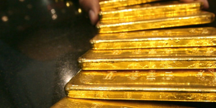 انخفاض في أسعار الذهب تزامناً مع ارتفاع الدولار