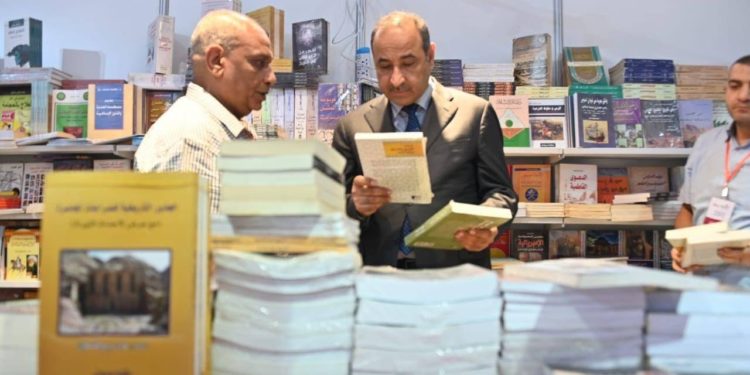 ناظم من معرض بغداد للكتاب ..  العراق ليس بلداً قارئاً فقط