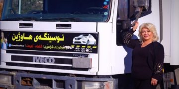امرأة من السليمانية تقتحم عالم الرجال بتعليم قيادة الشاحنات (علّمت أكثر من 2500 رجل) + فيديو