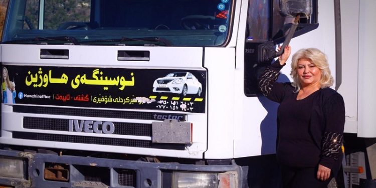 امرأة من السليمانية تقتحم عالم الرجال بتعليم قيادة الشاحنات (علّمت أكثر من 2500 رجل) + فيديو