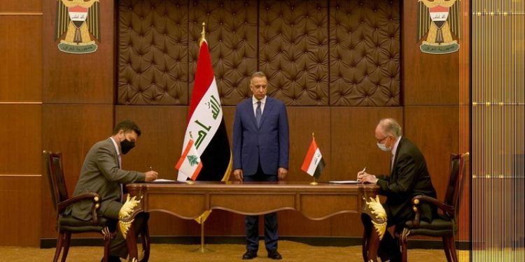 الكاظمي يرعى مراسم توقيع اتفاق مع لبنان لبيع مليون طن من زيت الوقود الثقيل