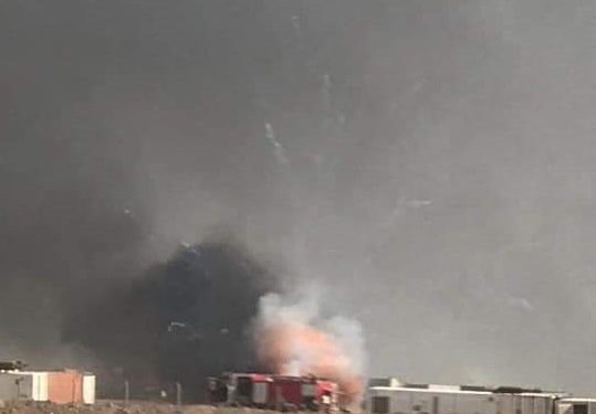 عتاد معسكر فرقة الإمام علي “يتفجر حتى الآن” والدفاع المدني “يجد صعوبة” بالسيطرة عليه