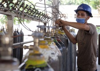 بعد تزايد الإصابات بكورونا.. معامل الأوكسجين الطبي تتلقى توجيهاً بالعمل على مدار الساعة