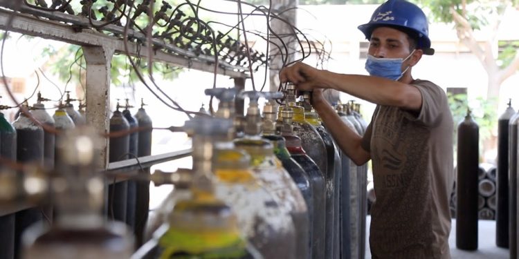 بعد تزايد الإصابات بكورونا.. معامل الأوكسجين الطبي تتلقى توجيهاً بالعمل على مدار الساعة