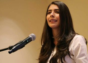 احتجاز ملكة جمال مرشحة لمنصب نائب الرئيس