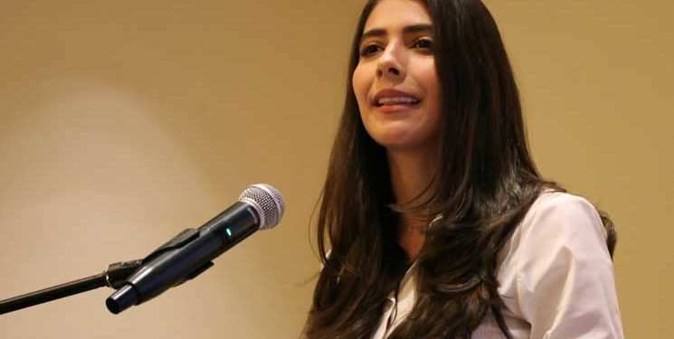 احتجاز ملكة جمال مرشحة لمنصب نائب الرئيس