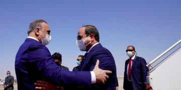 الكاظمي يستقبل الرئيس المصري عبد الفتاح السيسي في مطار بغداد