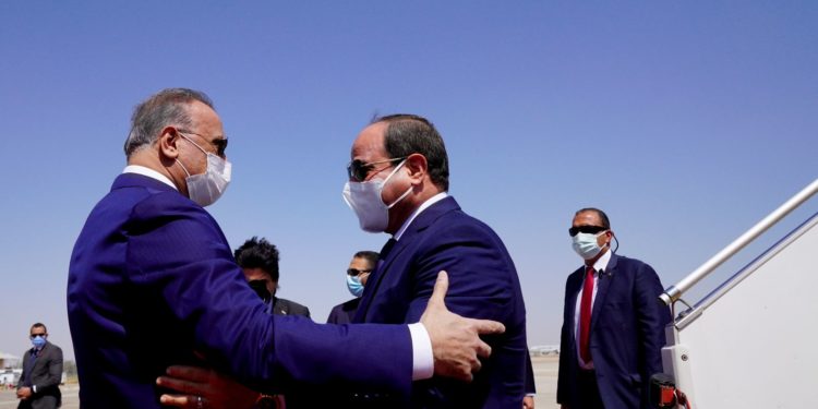 الكاظمي يستقبل الرئيس المصري عبد الفتاح السيسي في مطار بغداد