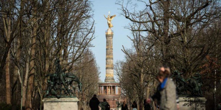 سرقة ألواح نحاسية من عمود النصر في برلين