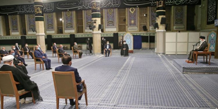 خامنئي .. بايدن لا يختلف عن ترمب في الملف النووي