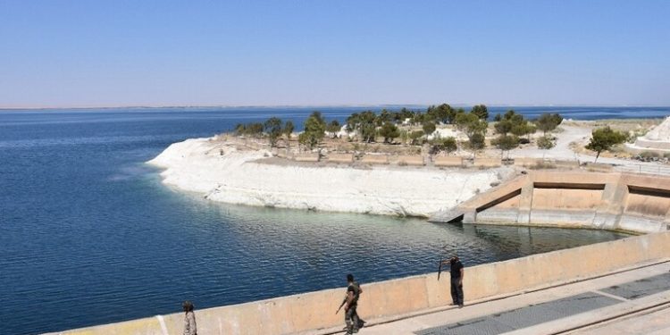 خسائر كبيرة في مخزون بحيرة الفرات بسبب “استيلاء تركيا” على مياه سوريا