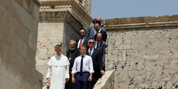 ماكرون يغرد باللغة العربية مع فيديو من الموصل + صور