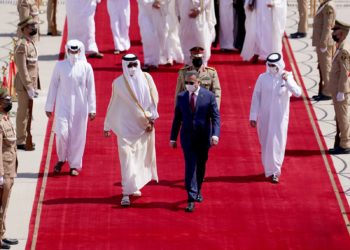 الكاظمي يستقبل نظيره الإماراتي في مطار بغداد
