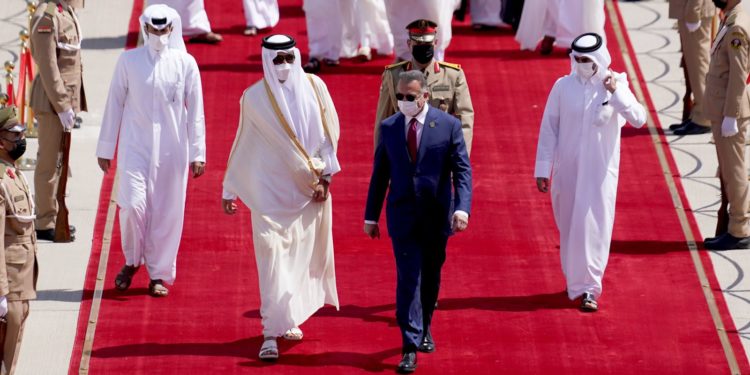 الكاظمي يستقبل نظيره الإماراتي في مطار بغداد