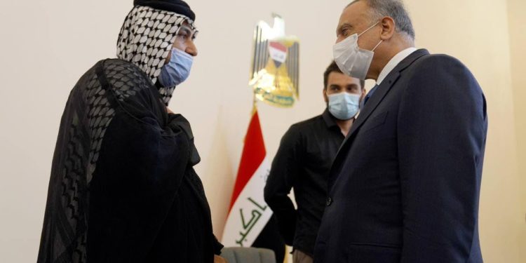 الكاظمي يستقبل عائلات ذوي ضحايا مستشفى الحسين (صور)