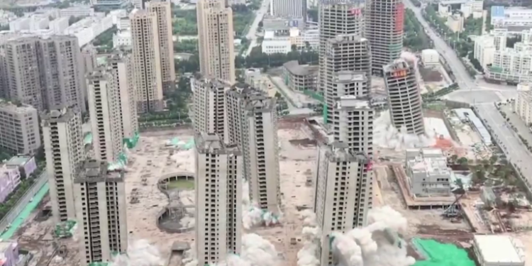 حدث في الصين.. تفجير حي كامل من 15 ناطحة سحاب دفعة واحدة