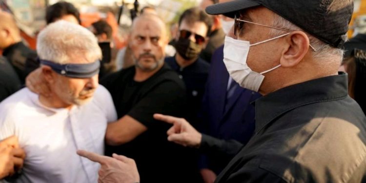 الكاظمي يواجه قاتل مدير بلدية كربلاء في موقع الحدث